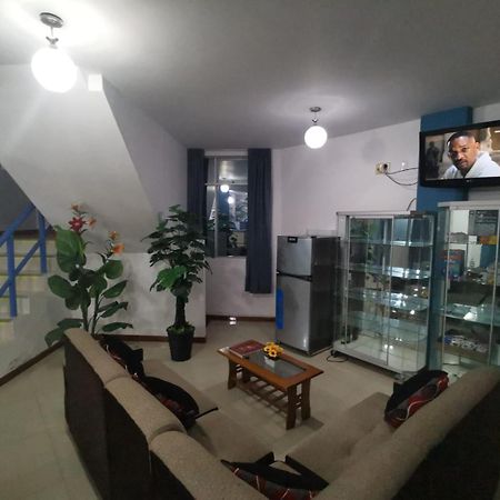 אילו Hostal Puerto Ingles מראה חיצוני תמונה