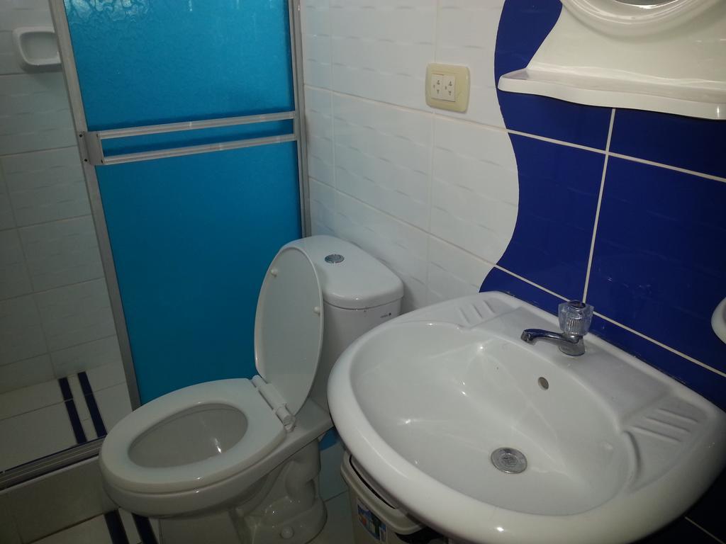 אילו Hostal Puerto Ingles מראה חיצוני תמונה