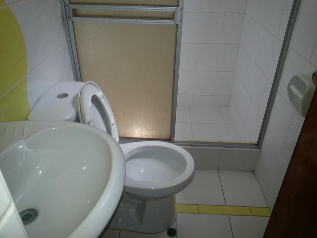 אילו Hostal Puerto Ingles מראה חיצוני תמונה